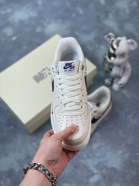 Nike Air Force 1 Low 40年 2024全新男女款米深藍低幫休閒板鞋 